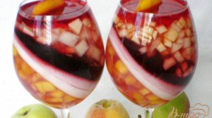 Слоеное желе с кусочками фруктов