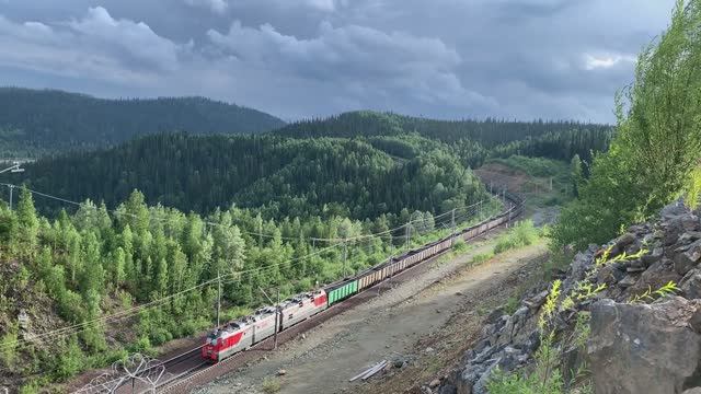 ЖД в горах - "Джебская петля" на участке "Абакан - Тайшет" | Железная дорога в Сибири смотреть онлайн