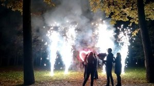 Романтичная церемония зажжения огненного сердца, горящие имена и цифры, инициалы молодоженов/