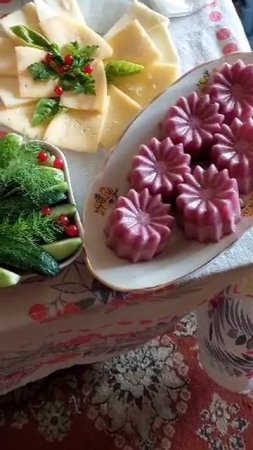 Праздничные блюда. Гость за столом.