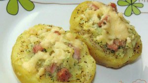 Картофель фаршированный ветчиной с сыром и зеленью