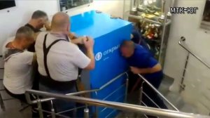 Ручной такелаж банкомата весом 900кг