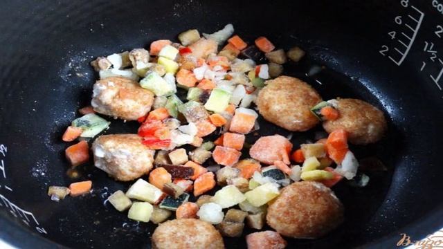 Рис с куринымии фрикадельками и овощами в мультиварке