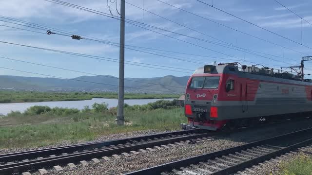 Поезда РЖД в Бурятии едут вдоль реки Селенга летом | Железная дорога в Сибири смотреть онлайн