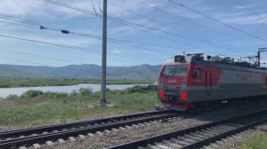 Поезда РЖД в Бурятии едут вдоль реки Селенга летом | Железная дорога в Сибири