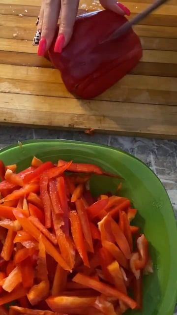 Лапша удон с куриными сердечками 😍получается вкусно и быстро! Рецепт в комментариях смотреть онлайн