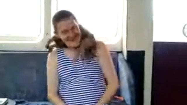 Прикол! Мужик натирает кошкой шею! смотреть онлайн