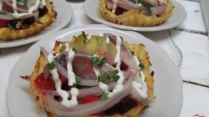 Картофельные тарталетки с селедочной начинкой