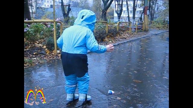 Маргарита как #свинка_Пеппа. Гуляем в дождь и #прыгаем_по_лужам с #папой_Свином. #Звуки_дождя смотреть онлайн