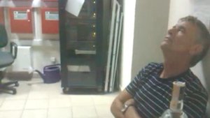 Пьяный охранник за роботой