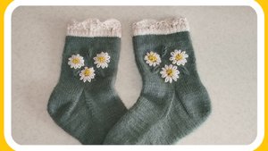 Вышивка на вязаных носках "Ромашки и листочки"