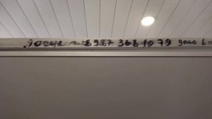 17.09.2023. Россия. Саратов. Объявления в туалете ж/д-вокзала Саратов-1. Досуг саратовских мужчин