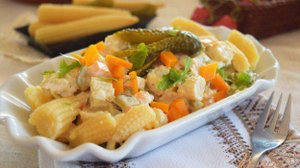 Салат с курицей и маринованной кукурузой