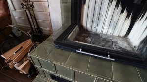 Камин с угловой топкой в изразцовой облицовке "Универсал".