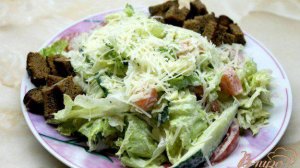 Салат с слабосоленым лососем, айсбергом и овощами