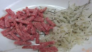 Салат с редькой и копченой колбасой