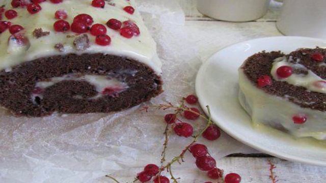 Шоколадный рулет с красной смородиной