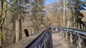 В парке для тех, кто любит лазить по…