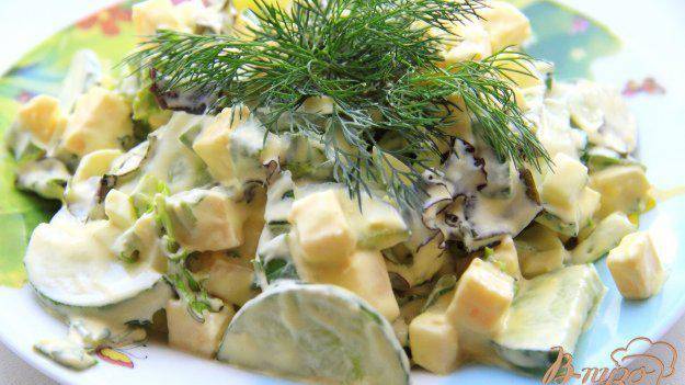 Салат со свежими огурцами, яйцами и сыром