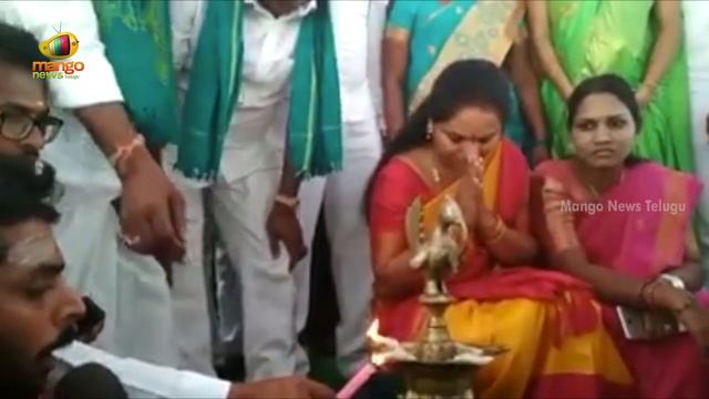 MP Kavitha Hosts TRS Flag At Armoor In Nizamabad District | Mango News Telugu смотреть онлайн