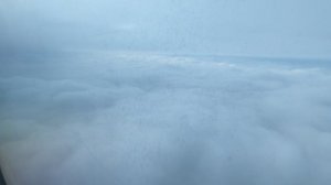 Самолёт над облаками