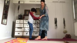 YogaBeez Children's Yoga online classes. Today we are playing with Partner poses.