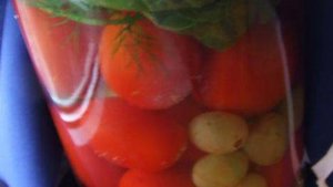 Маринованные помидоры с виноградом