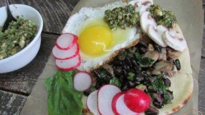 Черная фасоль с курицей на лепешке