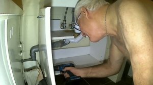 Меняем тумбу не снимая раковины.