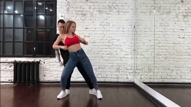 Хиёнат,Ярим ялонгоч кизлар ракиси