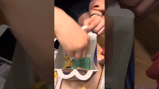 Лили открывает хеппи мил 