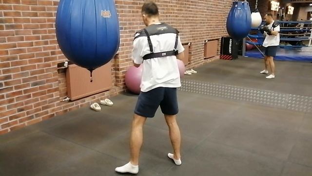 Бокс. Школа постановки удара с тренажером панчера.