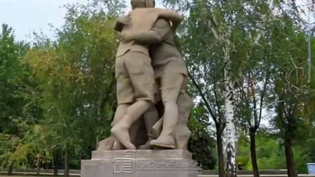 Скульптура «Выстояв, мы победим!» изображает двух воинов, один из которых тяжело ранен
