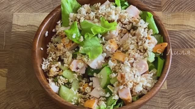 Салат с попкорном из гречки.  Легкий хрустящий вкус.