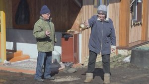 Поднимает гири более двухсот раз: бабушка из Челябинской области готовится к сдаче норм ГТО