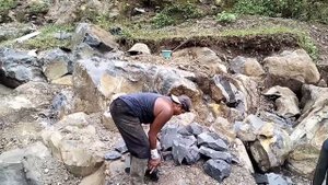 Строительство, самый сильный шахтёр раскалывает камни в ручную