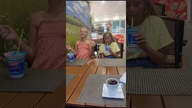 В кафе. В ожидании хинкали.