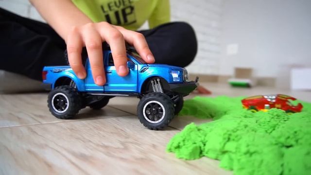 Марк и злые и добрые машины помогают друг другу смотреть онлайн