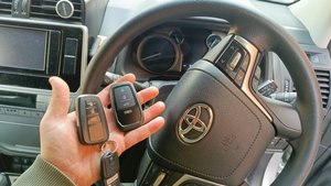 Изготовления дубликата смарт ключа зажигания для автомобиля TOYOTA LAND CRUISER PRADO 2021 года