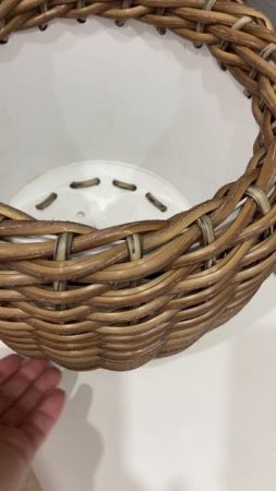 Кашпо из остатков ротанга и ненужного ведра.