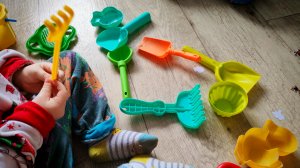 играем с детьми в формочки для песочницы, детские игры