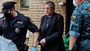 Как сидит Михаил Ефремов? Выходит по УДО?! Знаменитости в российских тюрьмах