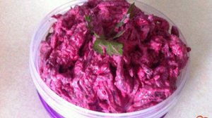 Салат из свеклы с чесноком и черносливом