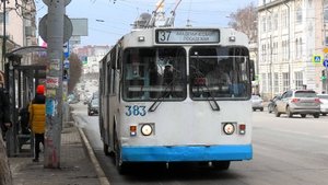 Троллейбус Екатеринбурга ЗиУ-682Г-016 (012) борт. №383 маршрут №37 на ост. "Центральная гостиница"