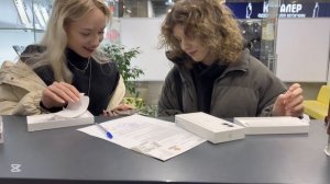 Две подруги — два новеньких iPhone 16 в стильном белом цвете! 📱🤍