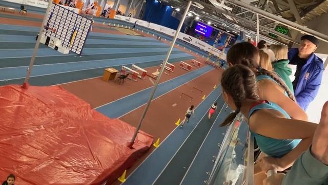 Феноменальный забег, личный рекорд - 28,05 с! Киев 03.03.2024. 200 м спринт. смотреть онлайн