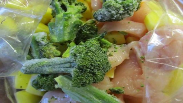 Курица запеченная с овощами