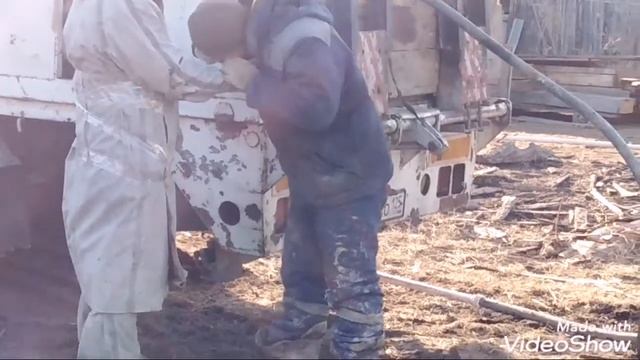 Бурение скважины во дворе