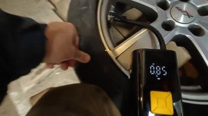 Испытываю насос на АКБ..КАЧАЮ КОЛЕСО от Машины..Хватит ли сил? у этого мини компрессора..