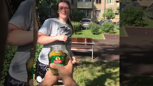 Российская чемпионка мира ударом ноги открыла банку огурцов смотреть онлайн
